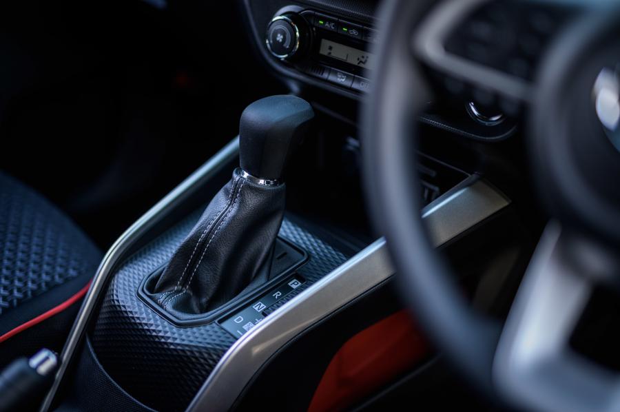 Детали интерьера Daihatsu Rocky 2019 года  (фото 31 из 40)